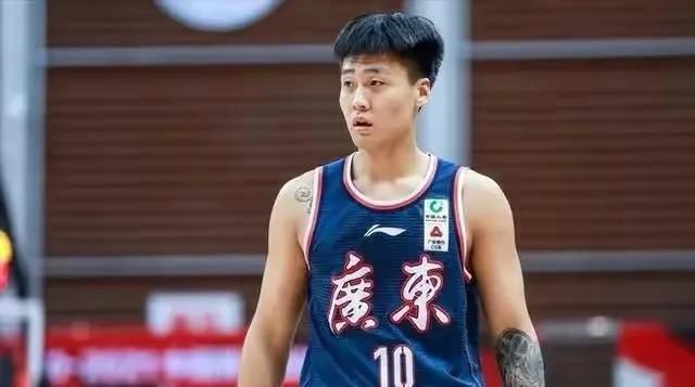 易边再战，第51分钟，托利安右路内切，随即左脚爆射，这球被迈尼昂得到。